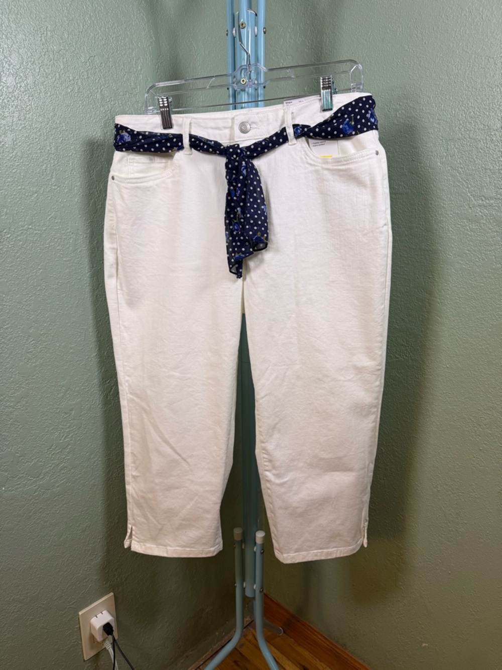 croft & barrow White Capri  Jeans with Navy Polka Dot Scarf